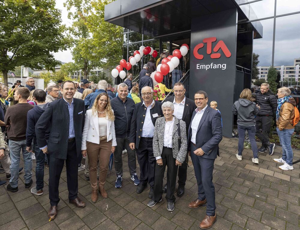 Familie Andreoli mit Ehrengästen: Sebastian Friess (Vorsteher Amt für Wirtschaft Kt. BE), Yvonne Andreoli (Mitglied Verwaltungsrat CTA AG), Beat Moser (Gemeindepräsident Münsingen), Gregor Andreoli (Gründer und Ehrenpräsident CTA AG), Christa Andreoli, Marco Andreoli (CEO und Verwaltungsratspräsident CTA AG), Matthias Jauslin (Nationalrat und FWS-Präsident).